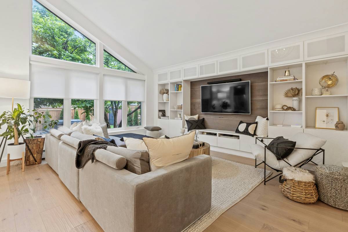 Bar chart showing 73% of Gen Z and millennial travelers prefer vacation rentals with working smart home amenities vs. 41% of boomers