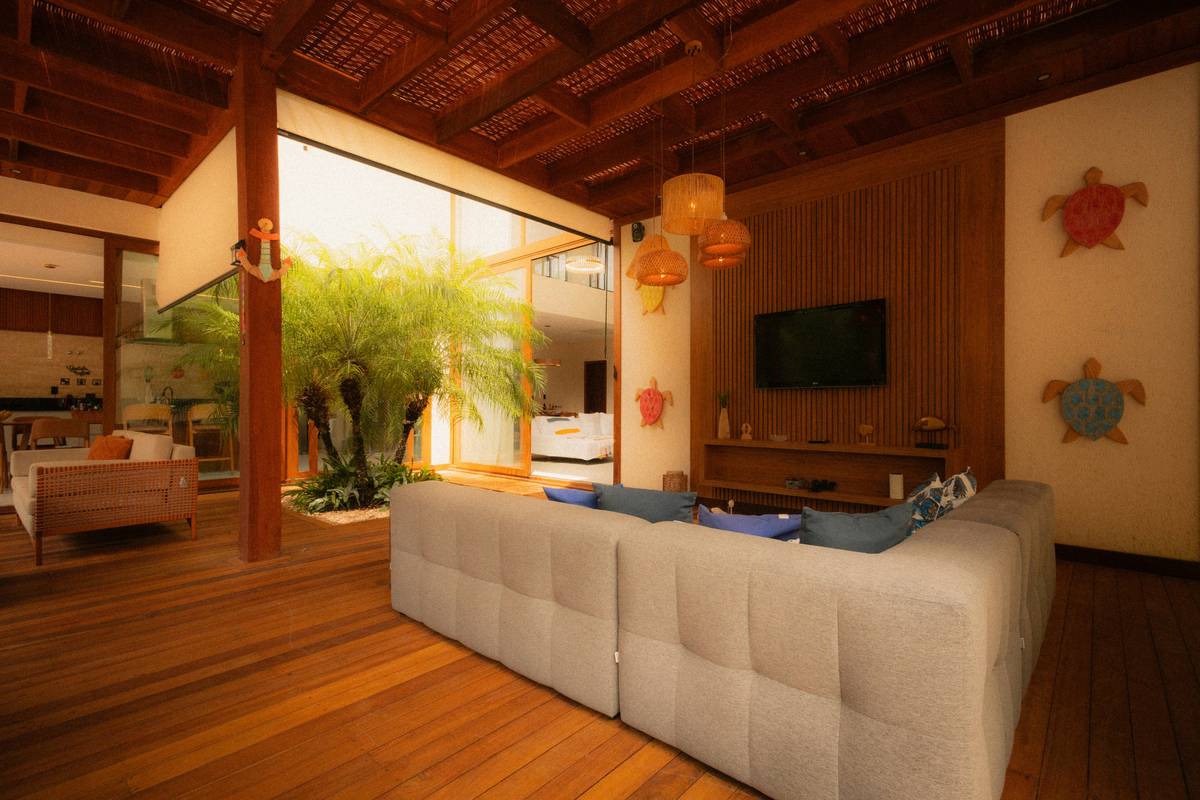 Infographic showing 78% of travelers prefer local immersion over generic luxury in beach rentals, based on 2023 Airbnb data