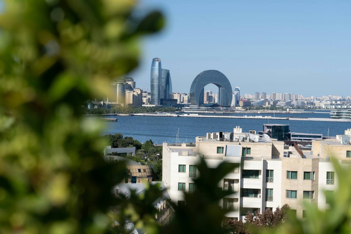 Infographic comparing true modern oceanfront features vs. misleading rental claims